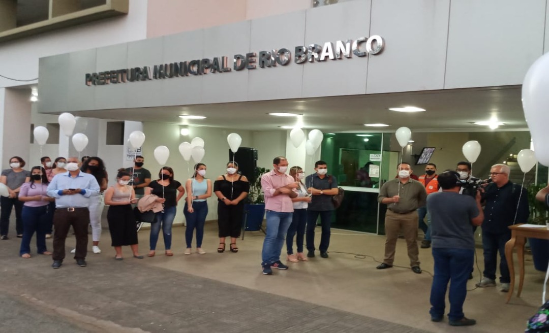 Com soltura de balões, servidores, secretários e prefeita em exercício homenageiam Beth Bocalom